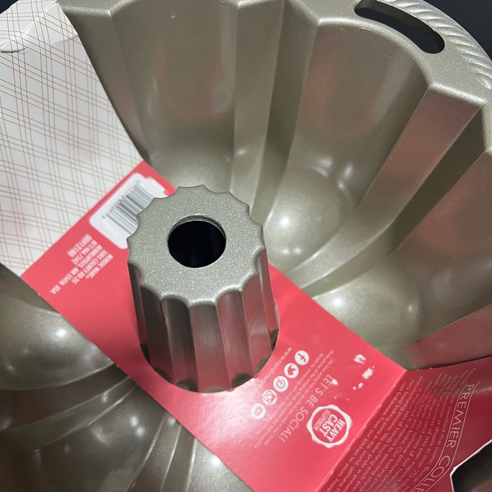 Nordic Ware NORDIC WARE For 10-15Cup(2.4-3.5 liters) Cake Bundt Anniversary Pan - Picture 4 of 10